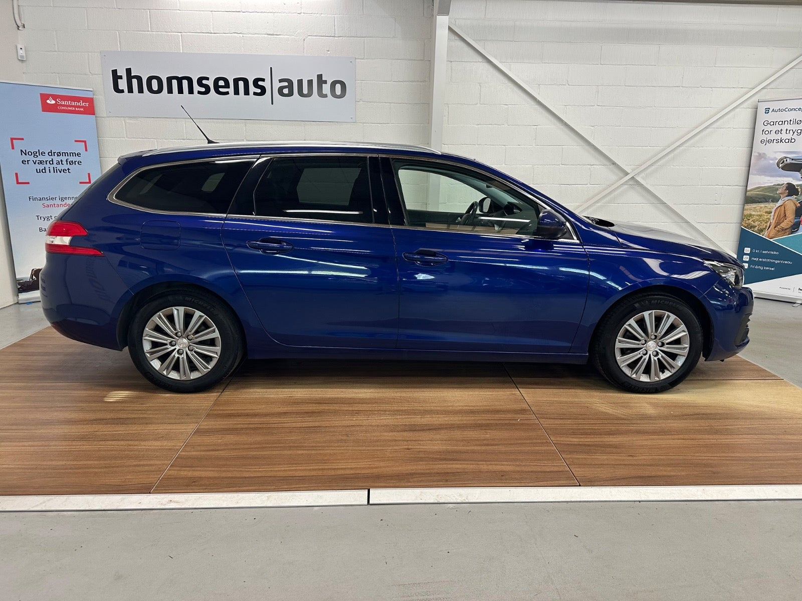 Blå Peugeot 308 fra 2020