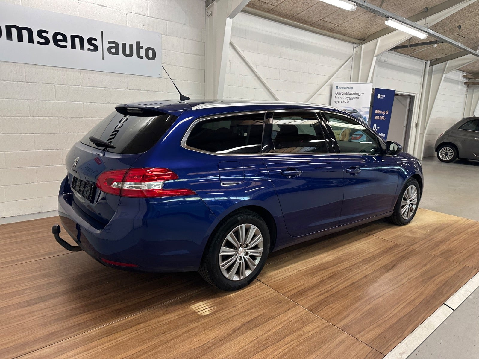 Blå Peugeot 308 fra 2020
