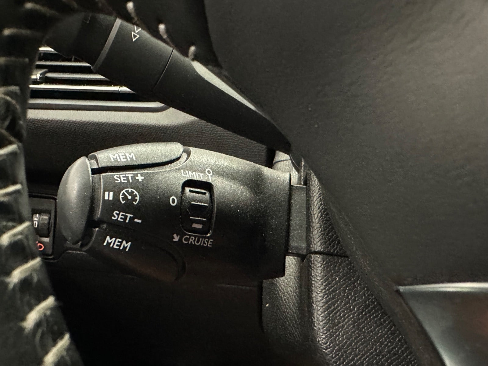 Blå Peugeot 308 fra 2020