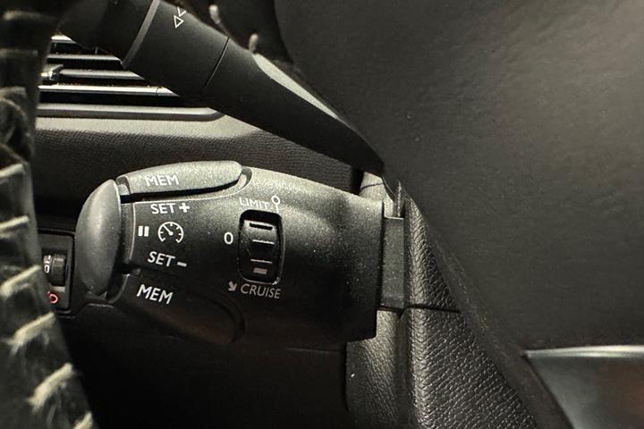 Blå Peugeot 308 fra 2020