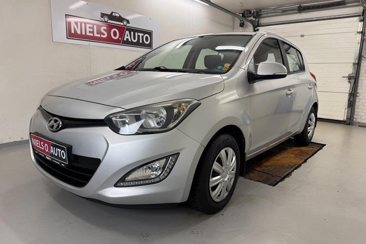 Sølv Hyundai i20 fra 2012