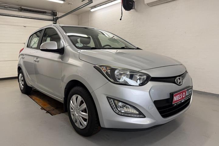 Sølv Hyundai i20 fra 2012