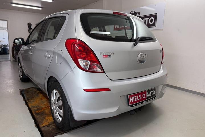 Sølv Hyundai i20 fra 2012