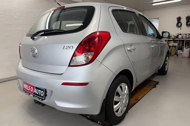 Sølv Hyundai i20 fra 2012