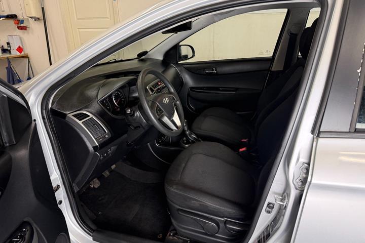 Sølv Hyundai i20 fra 2012