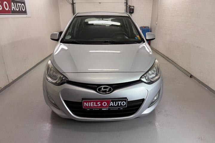 Sølv Hyundai i20 fra 2012