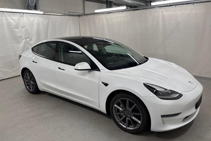 Hvid Tesla Model 3 fra 2021