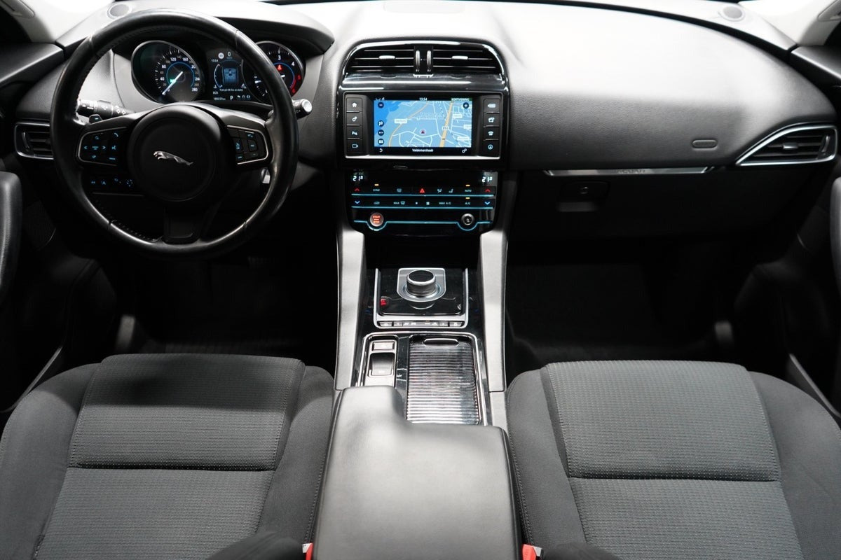 Sort Jaguar F-Pace fra 2018