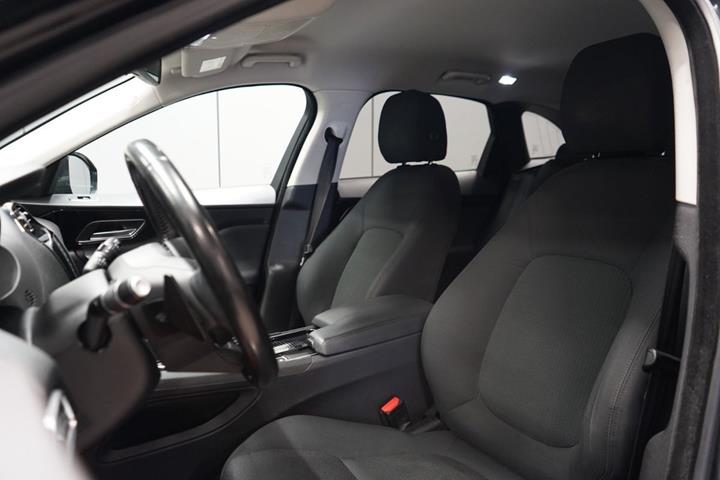 Sort Jaguar F-Pace fra 2018