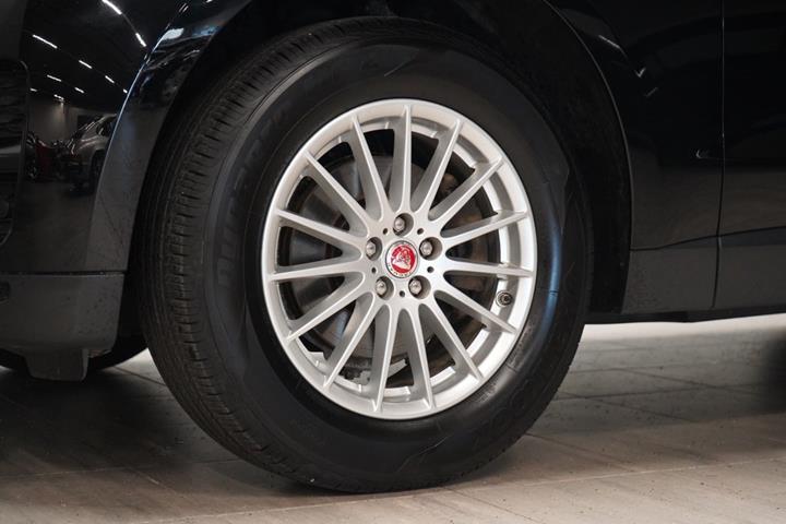 Sort Jaguar F-Pace fra 2018