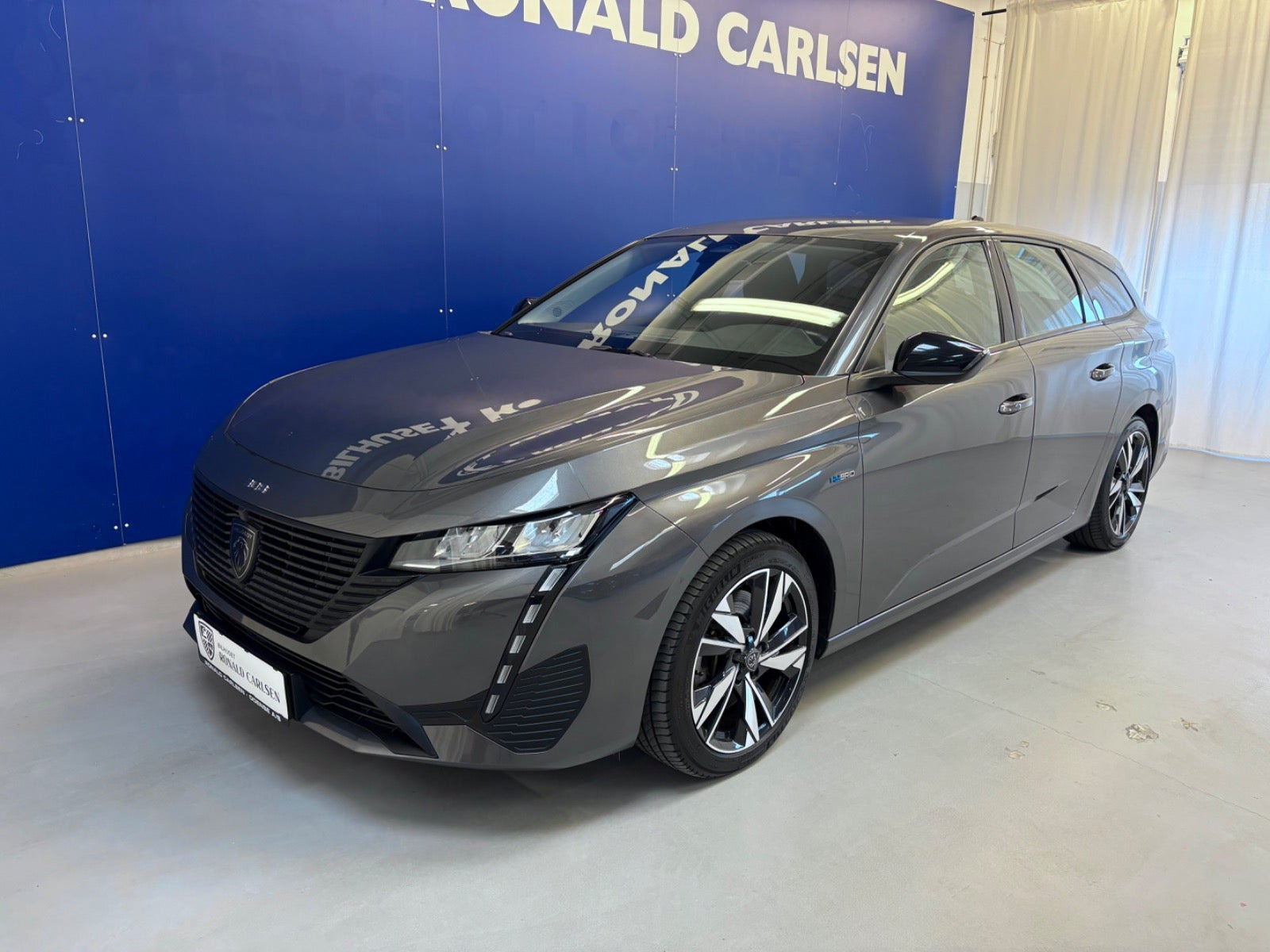 Grå Peugeot 308 fra 2022