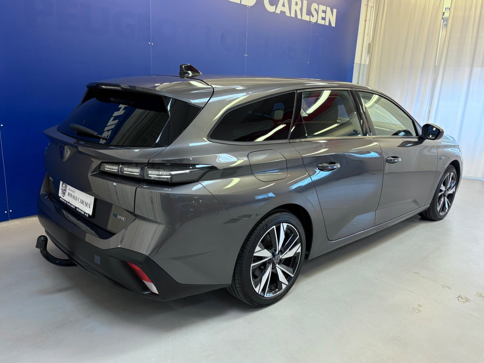 Grå Peugeot 308 fra 2022