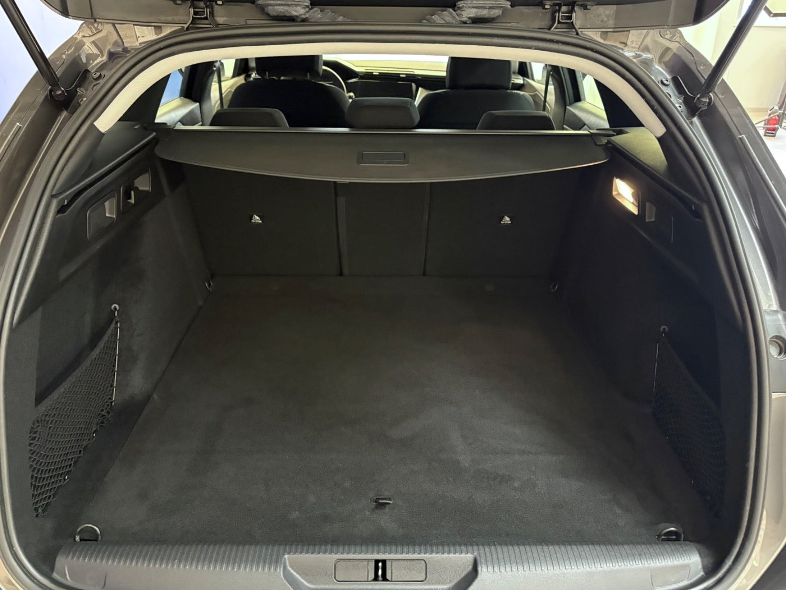 Grå Peugeot 308 fra 2022