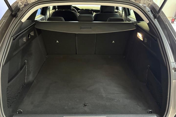 Grå Peugeot 308 fra 2022