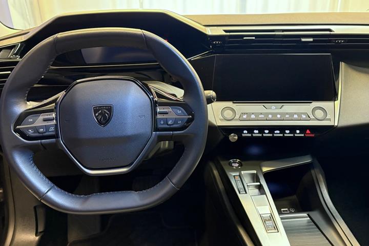 Grå Peugeot 308 fra 2022