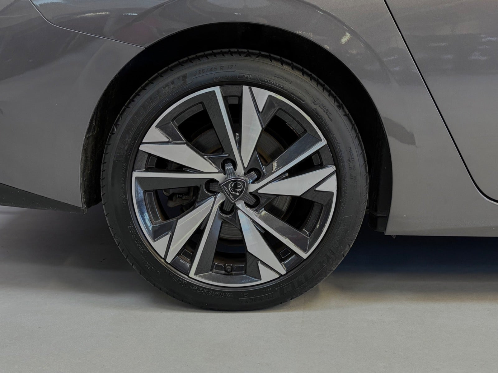 Grå Peugeot 308 fra 2022