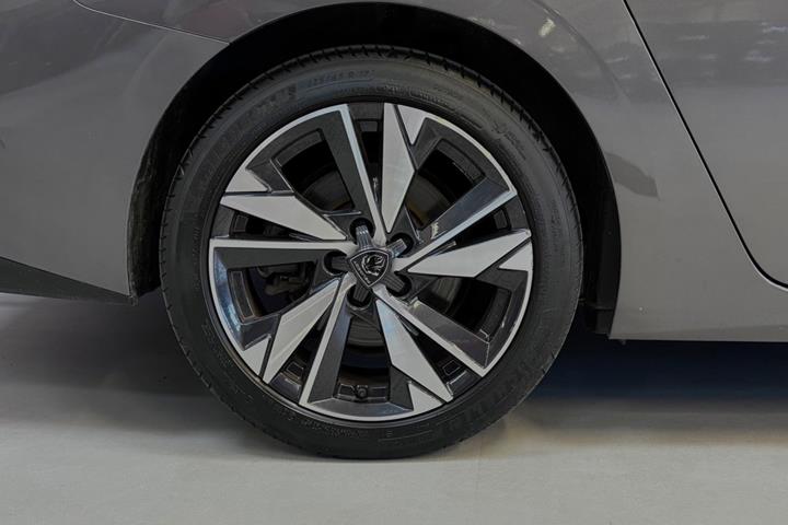 Grå Peugeot 308 fra 2022