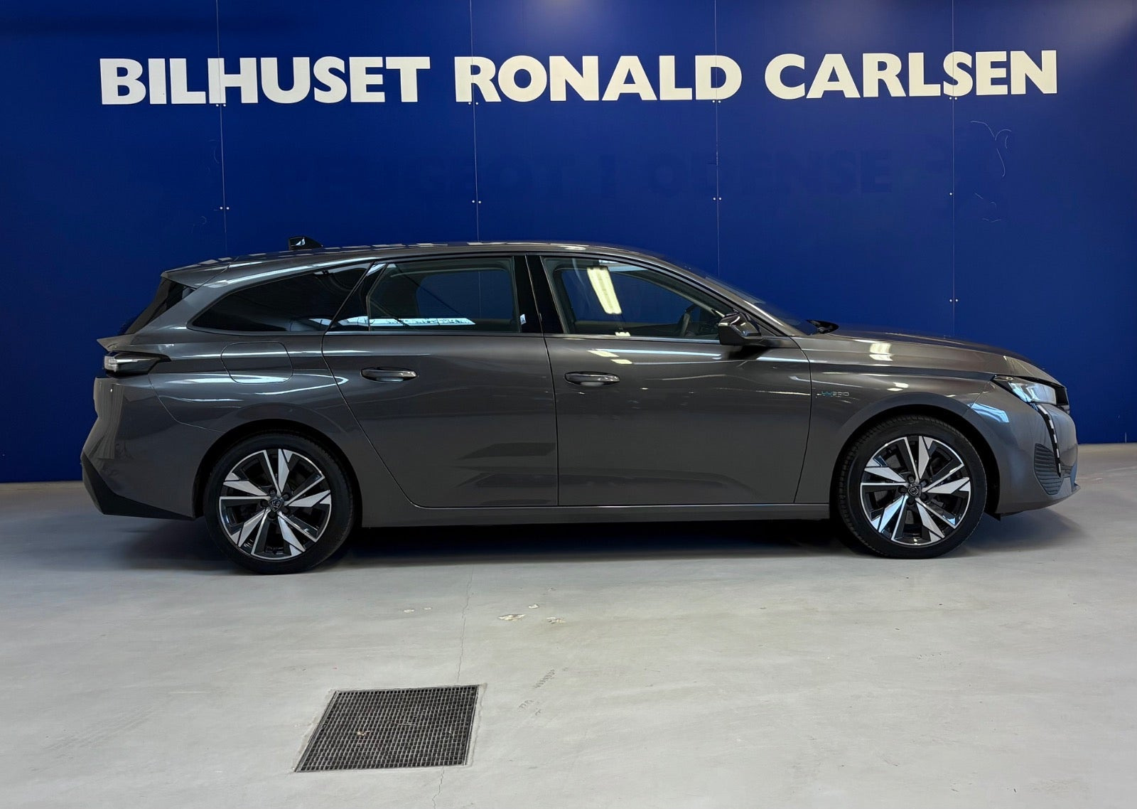 Grå Peugeot 308 fra 2022
