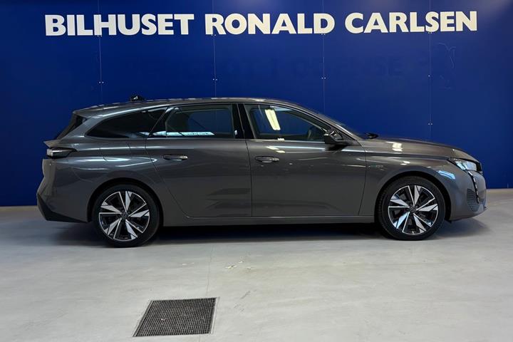 Grå Peugeot 308 fra 2022