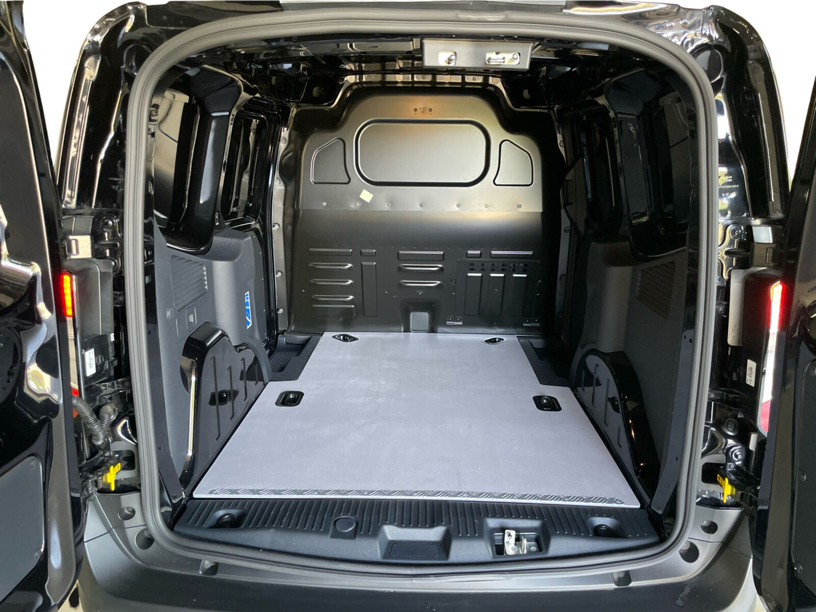 Sort Ford E-Transit Courier fra 2025