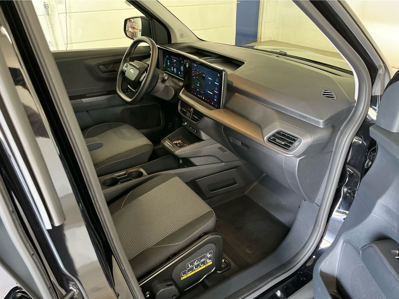 Sort Ford E-Transit Courier fra 2025
