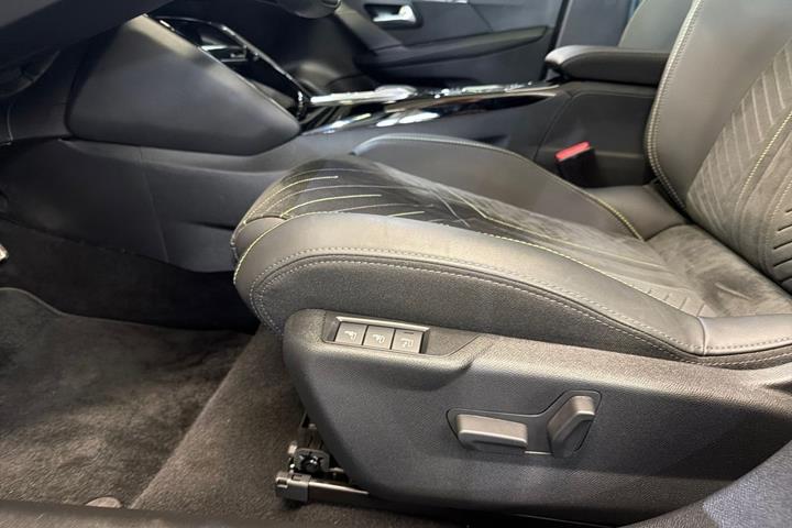 Sort Peugeot e-208 fra 2025