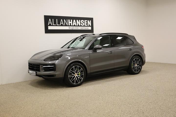Grå Porsche Cayenne fra 2025