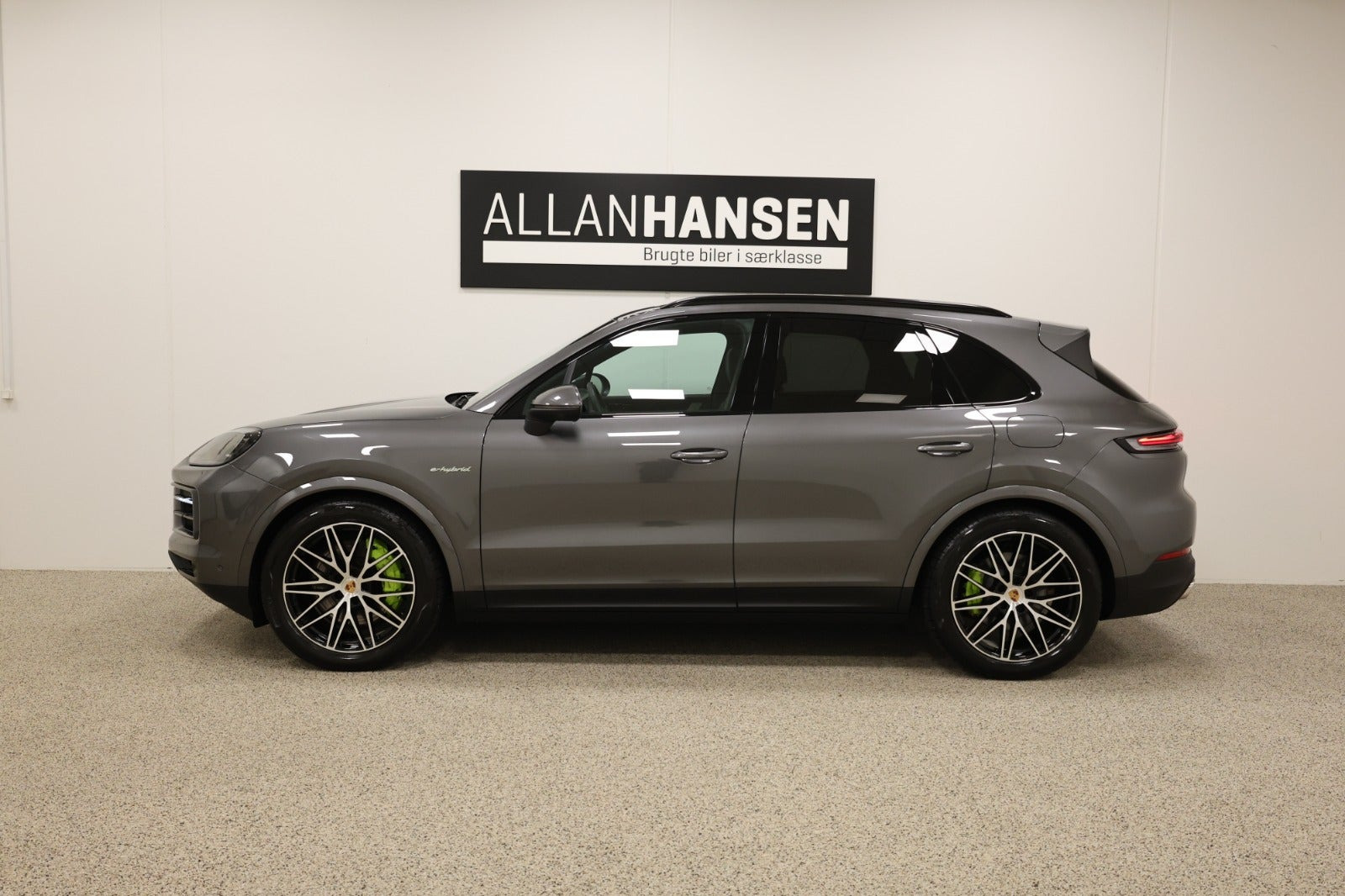 Grå Porsche Cayenne fra 2025