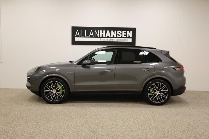 Grå Porsche Cayenne fra 2025