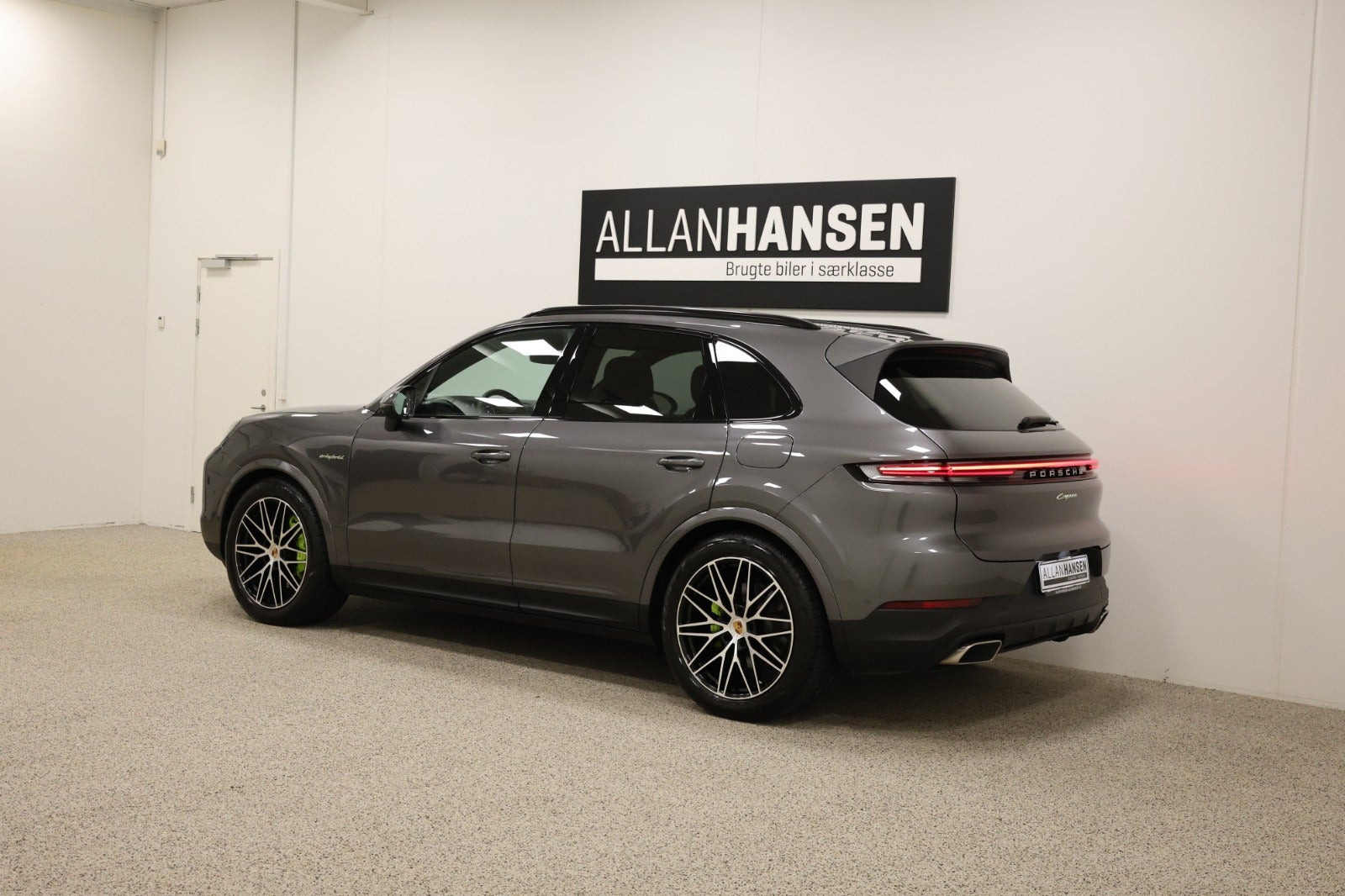 Grå Porsche Cayenne fra 2025