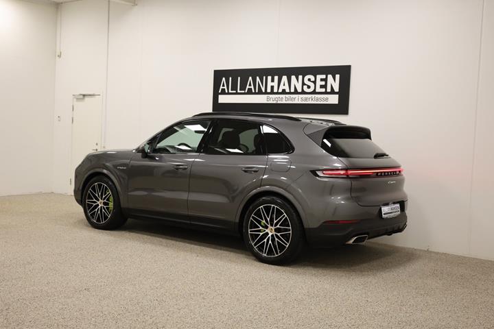 Grå Porsche Cayenne fra 2025