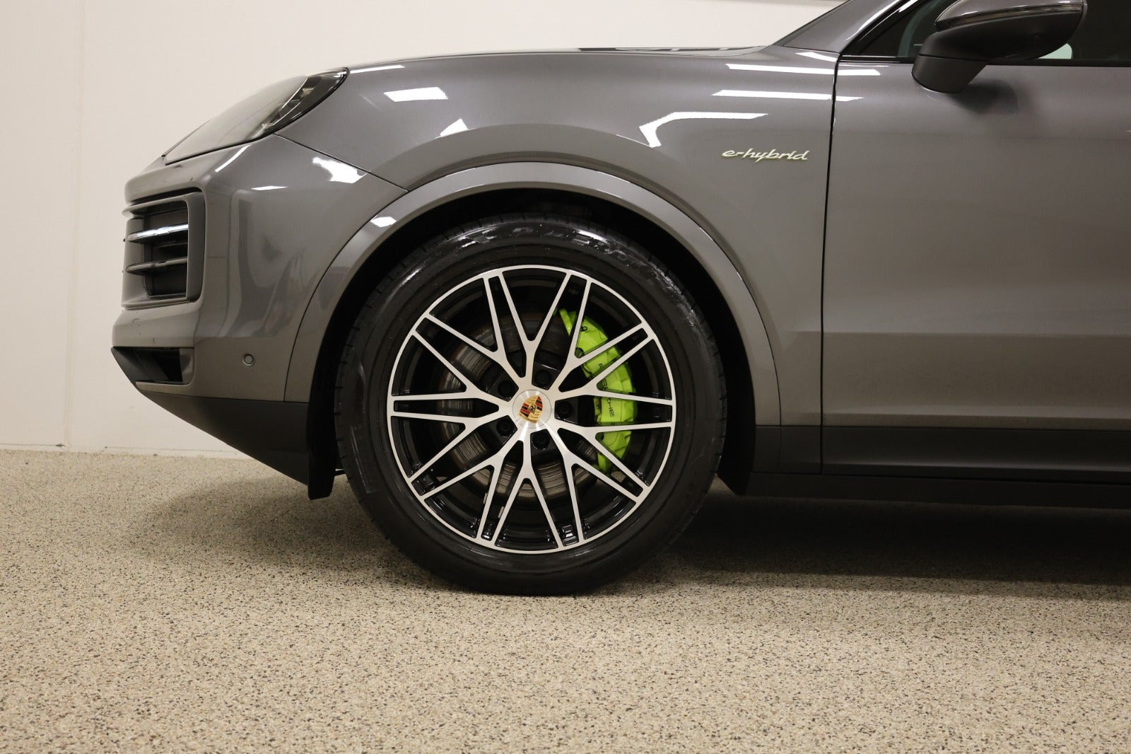 Grå Porsche Cayenne fra 2025