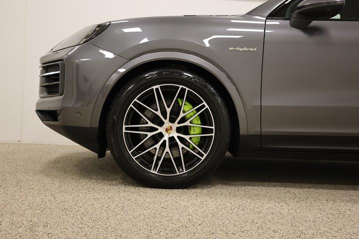 Grå Porsche Cayenne fra 2025