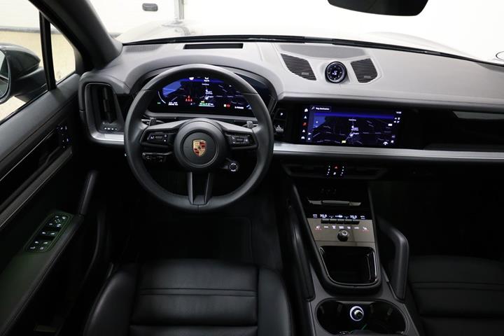 Grå Porsche Cayenne fra 2025