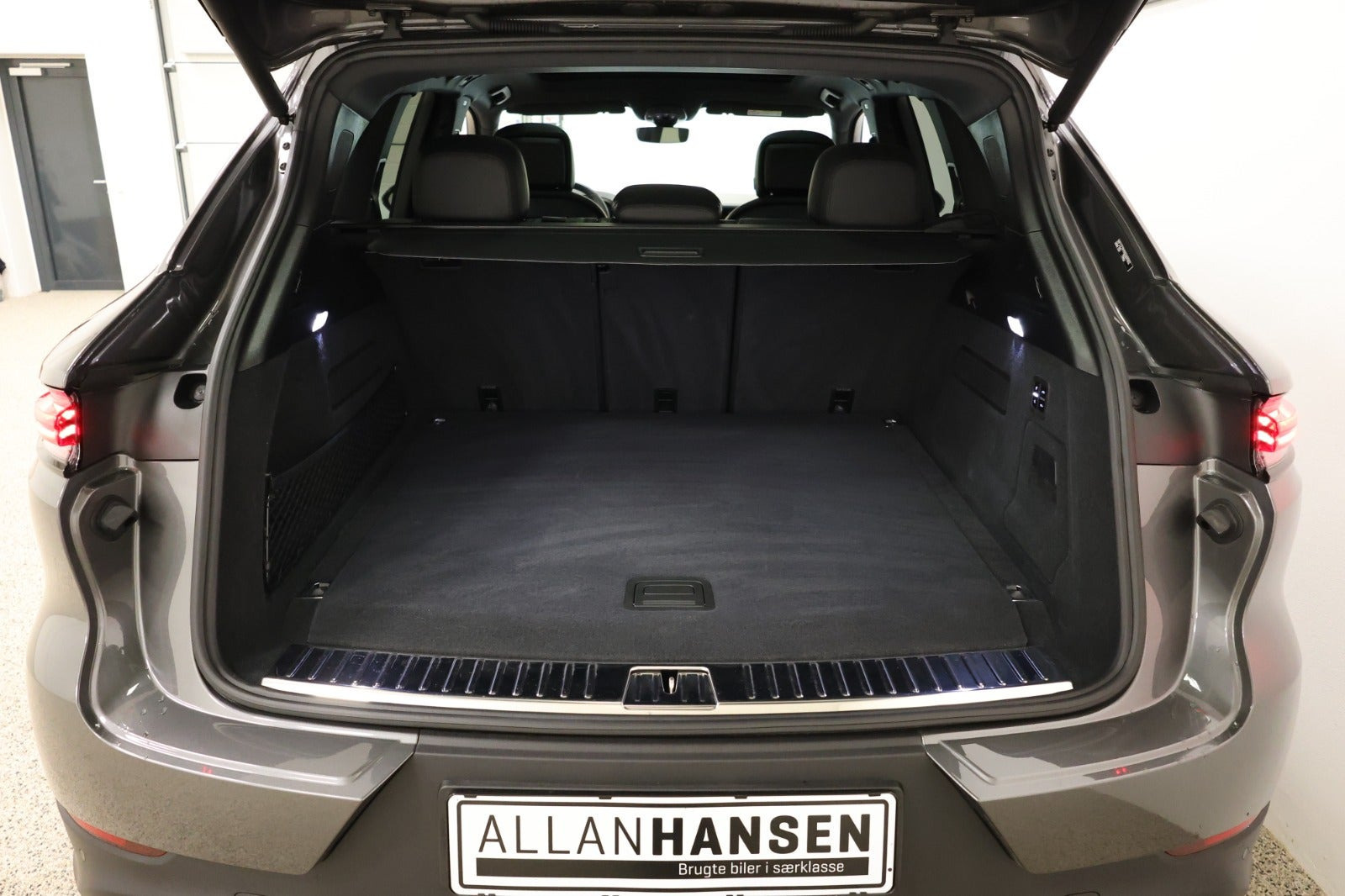 Grå Porsche Cayenne fra 2025