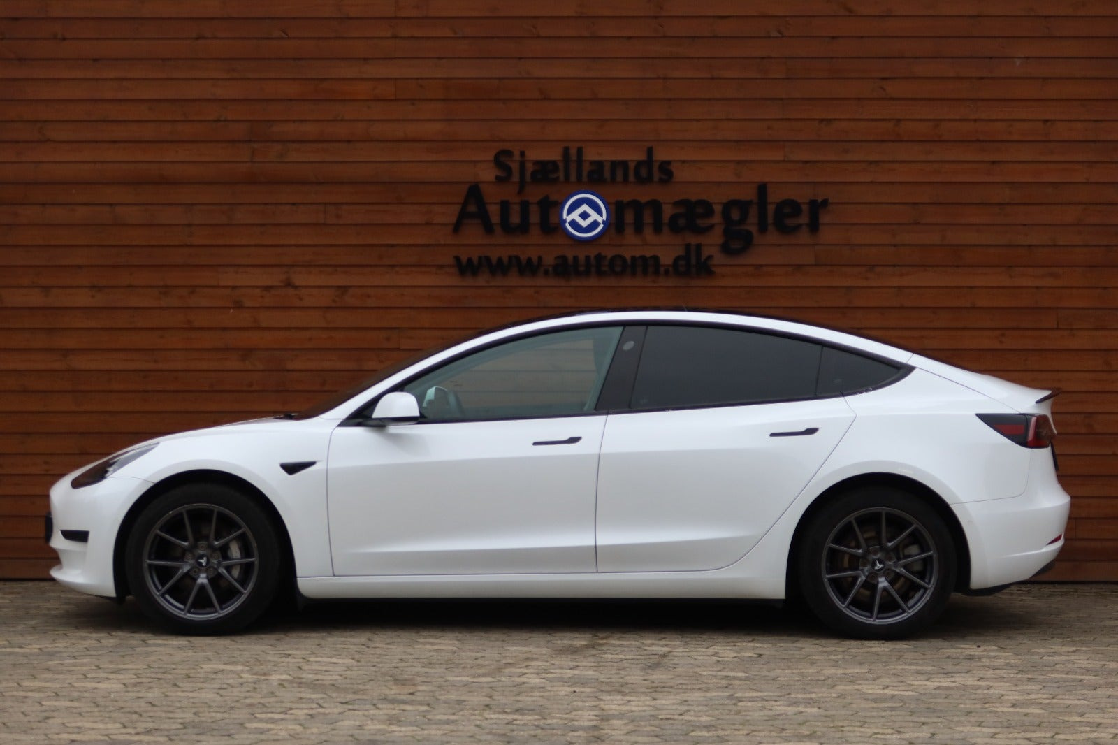 Hvid Tesla Model 3 fra 2022