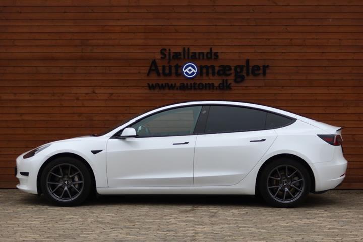 Hvid Tesla Model 3 fra 2022