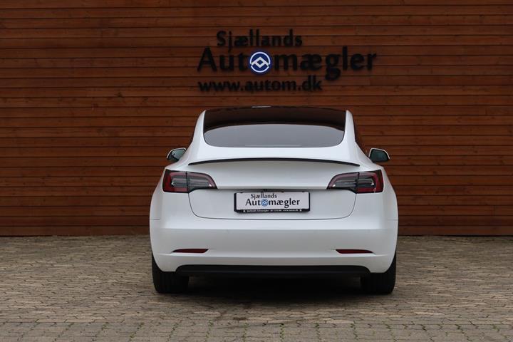 Hvid Tesla Model 3 fra 2022