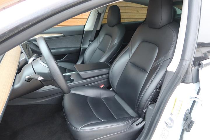 Hvid Tesla Model 3 fra 2022