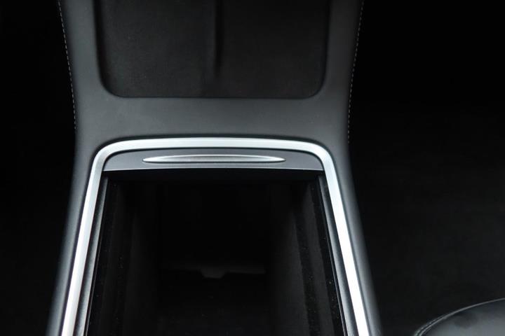Hvid Tesla Model 3 fra 2022