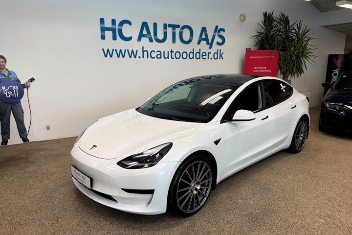 Hvid Tesla Model 3 fra 2021 set udefra