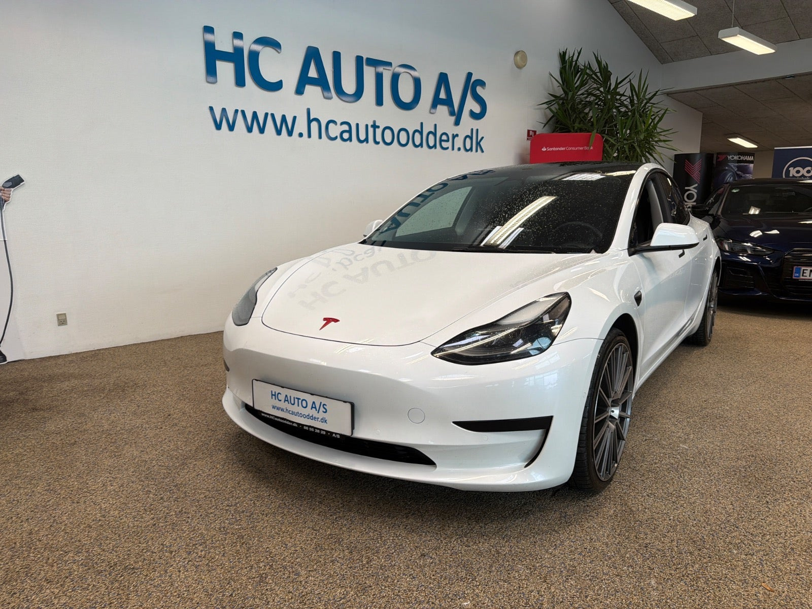 Hvid Tesla Model 3 fra 2021