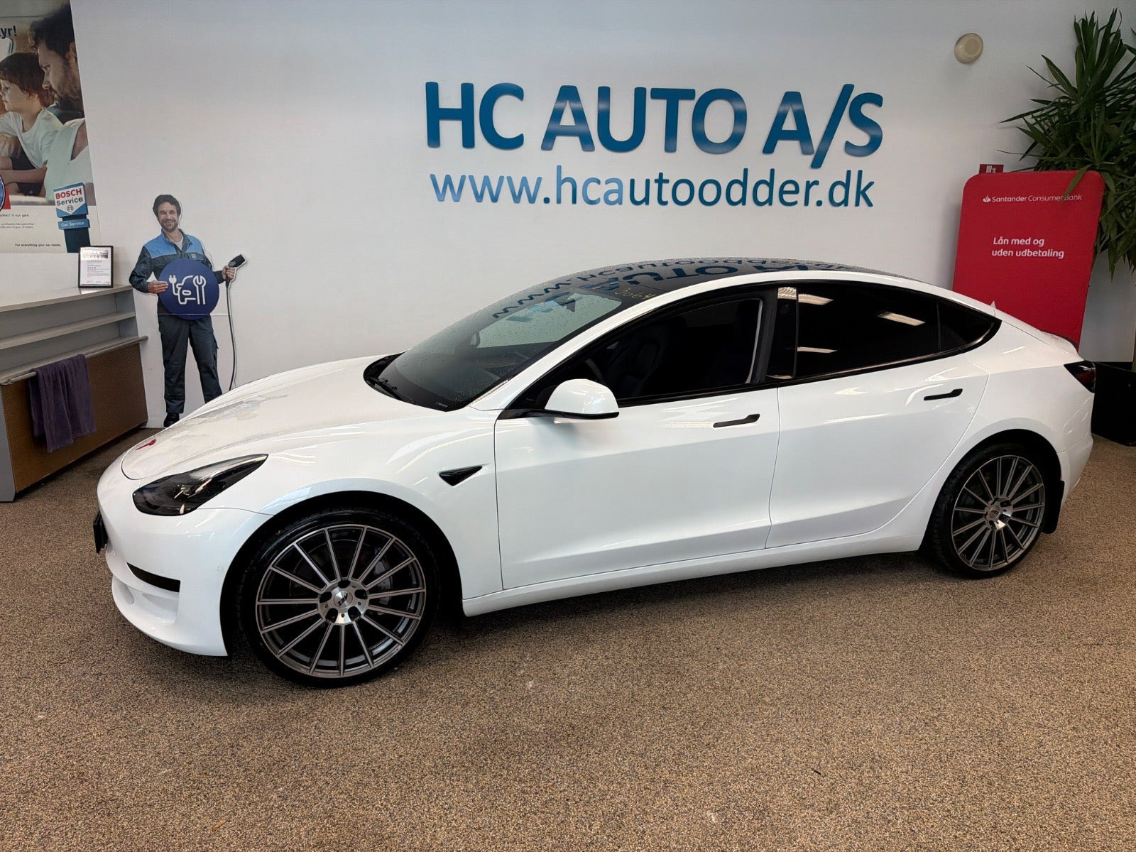 Hvid Tesla Model 3 fra 2021