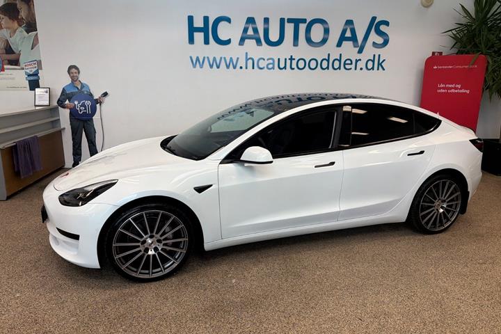 Hvid Tesla Model 3 fra 2021