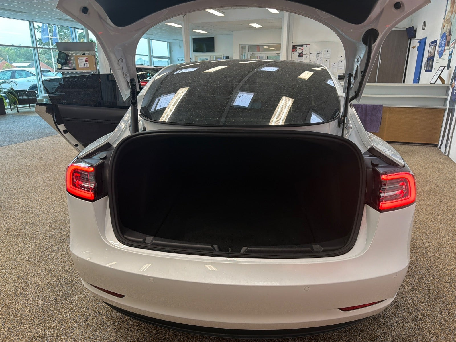 Hvid Tesla Model 3 fra 2021