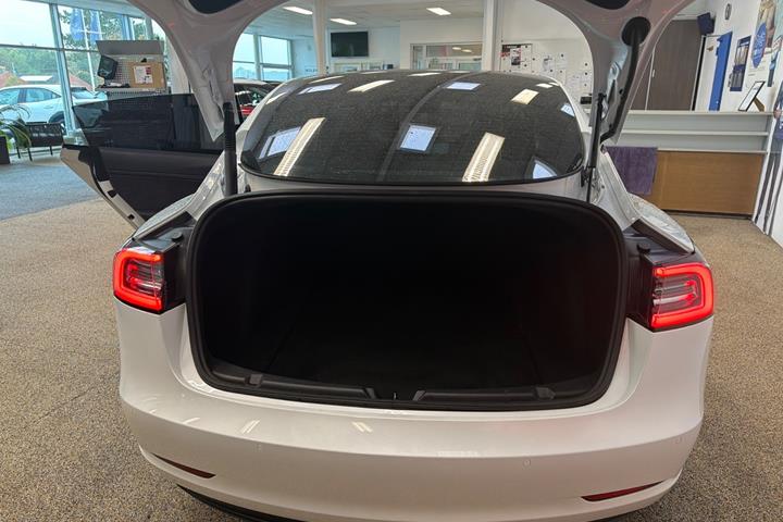 Hvid Tesla Model 3 fra 2021