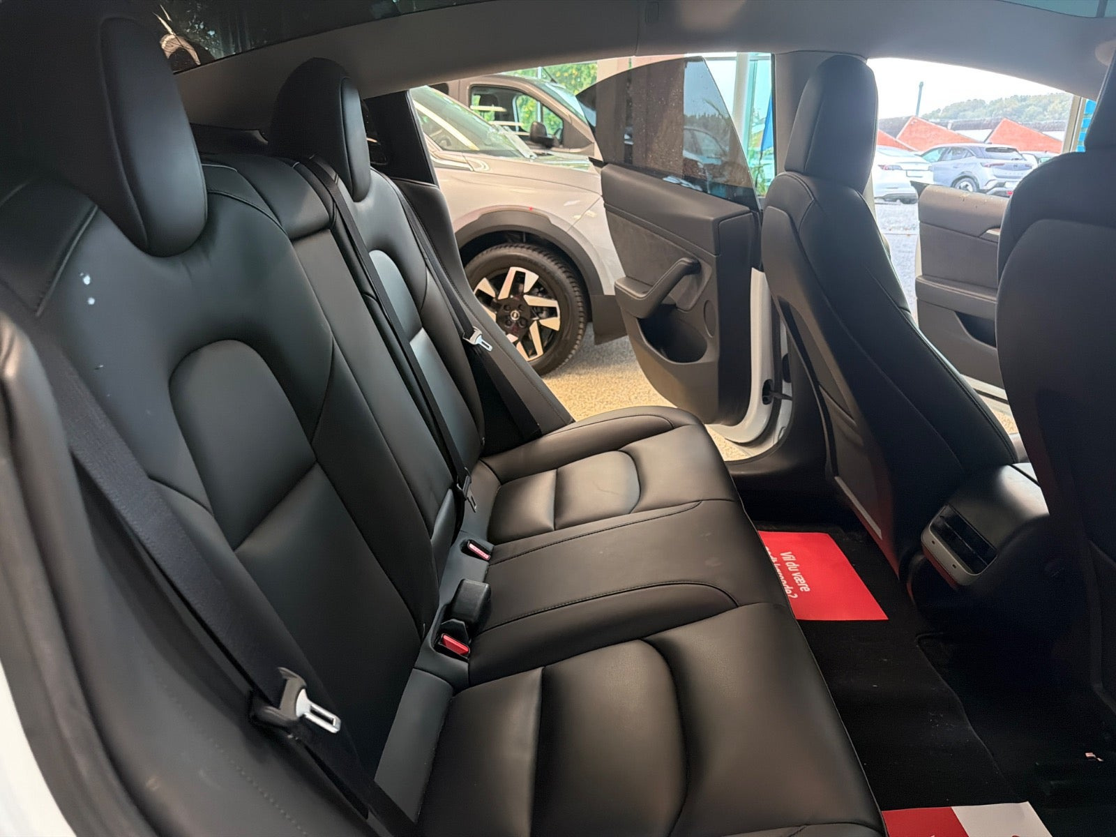 Hvid Tesla Model 3 fra 2021