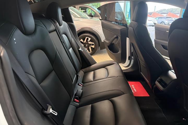 Hvid Tesla Model 3 fra 2021