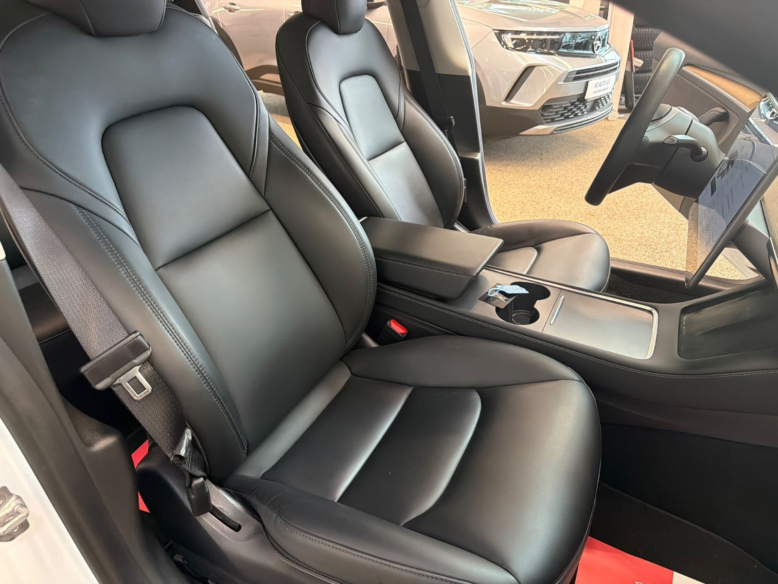 Hvid Tesla Model 3 fra 2021