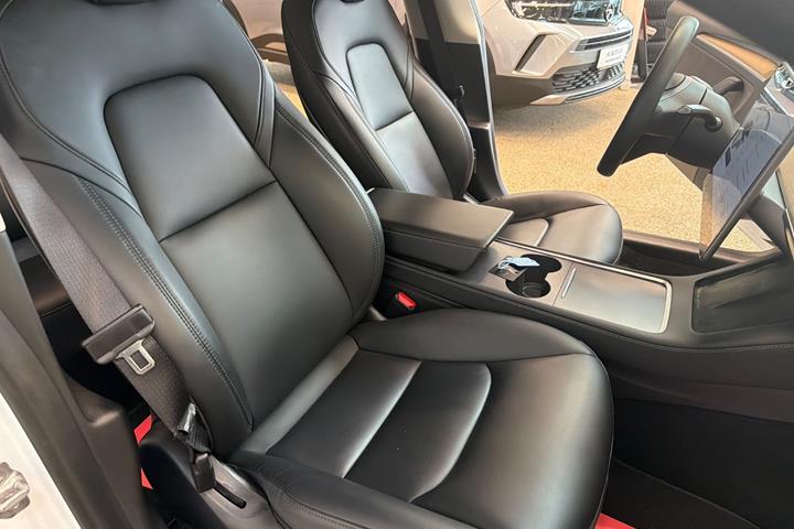 Hvid Tesla Model 3 fra 2021